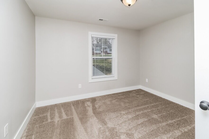 Building Photo - 528 Hillandale St NE