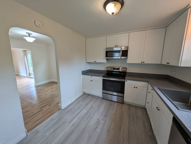 Building Photo - Updated 3 Bedroom Charmer in the Heart of ...