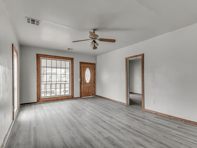 Building Photo - 118 S Miles Ave