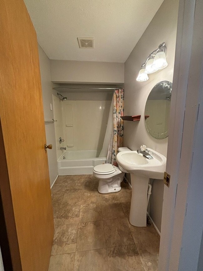 Building Photo - Spacious Home in Gaylord