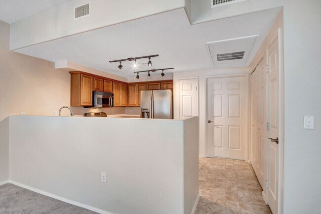 Building Photo - FIRST FLOOR CONDO IN GATED COMMUNITY W/ SINGLE CAR GARAGE