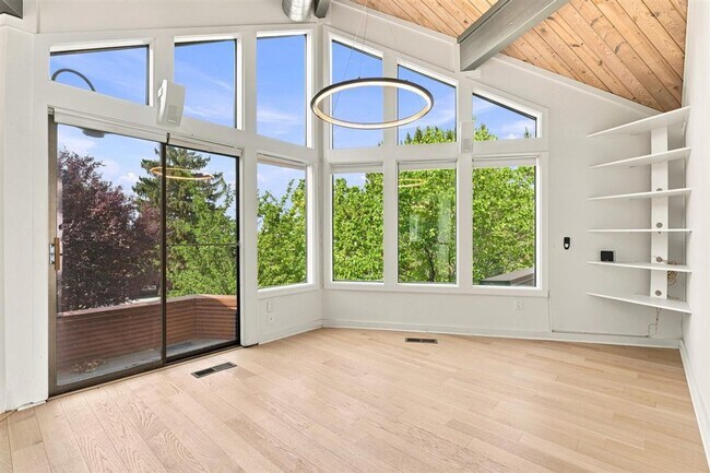 Building Photo - Remodeled Mid-Century 3-Bedroom, 2.5-Bath Home in a Highly Desirable Boise Neighborhood