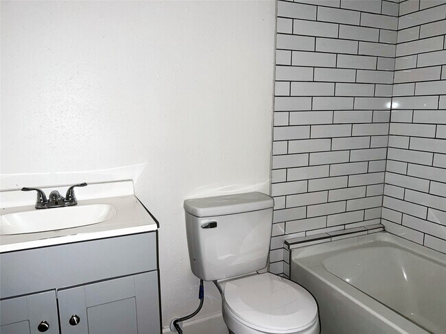 Building Photo - 201 Eastwood St