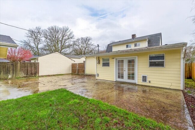 Building Photo - 657 22nd Ave