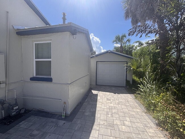 Building Photo - Charming 1946 Downtown Melbourne Bungalow — Renovated & Walkable to Everything!