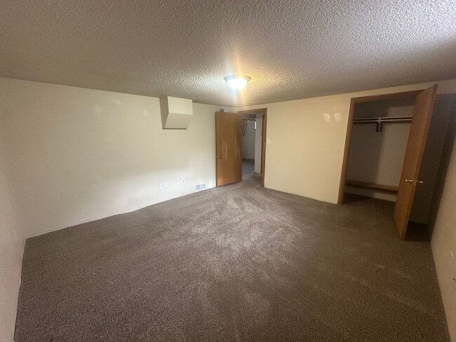 Building Photo - 2 bedroom, 1.5 bathroom, pet friendly home...