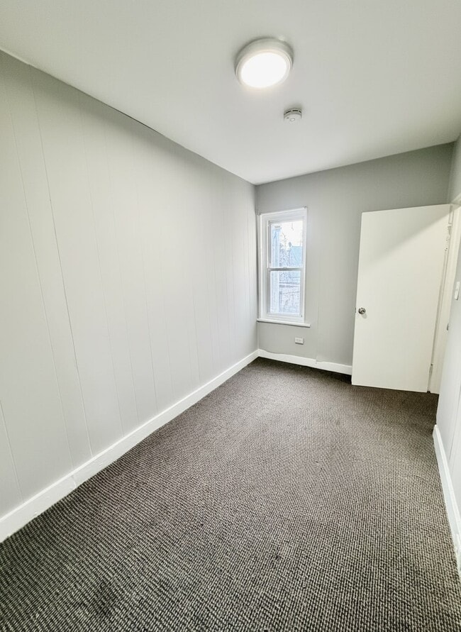 Building Photo - 252 E Cambria St