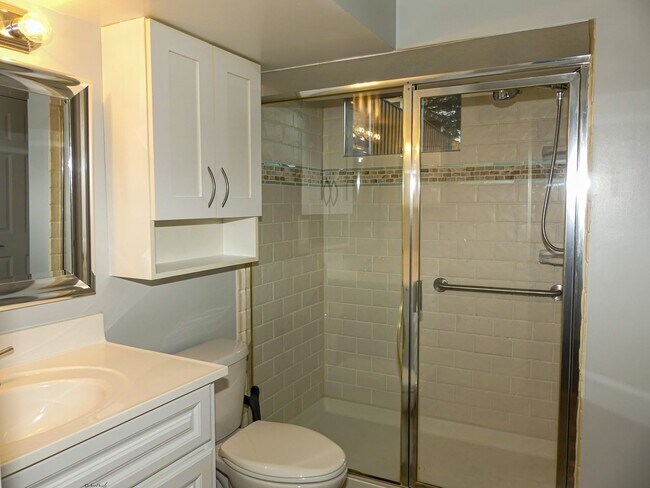 Building Photo - 903 Crestview Dr