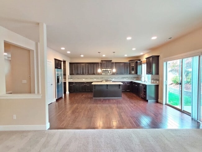 Building Photo - Beautiful Tumwater Home - 4 BD+DEN+BONUS RM
