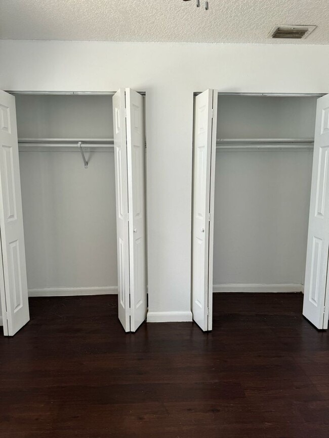 Building Photo - $1750 2 Bedroom 1 Bath ~*~ June Free! (Hab...