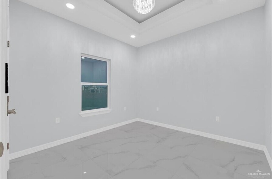 Building Photo - 3007 E Ebano St