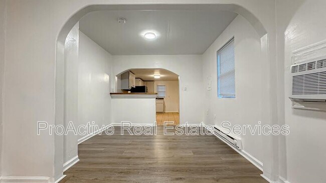 Building Photo - 3027 Peronne Ave