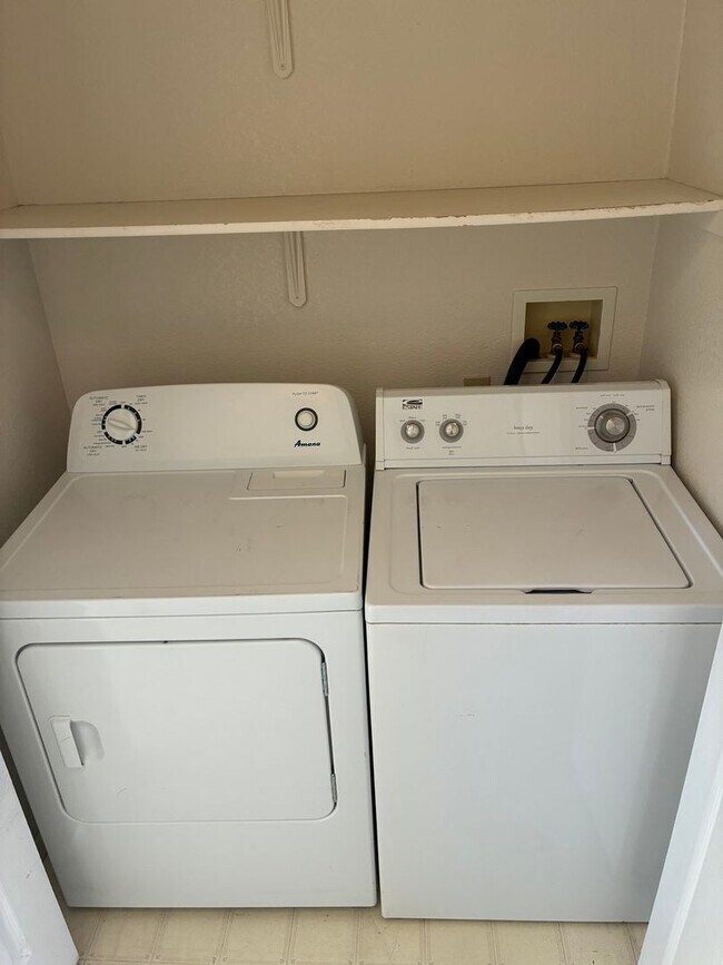 Building Photo - 2 Bed 1.5 Bath Townhouse End Unit in North Central Loveland