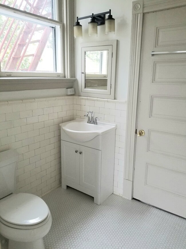 Building Photo - 2112 Monteiro Ave