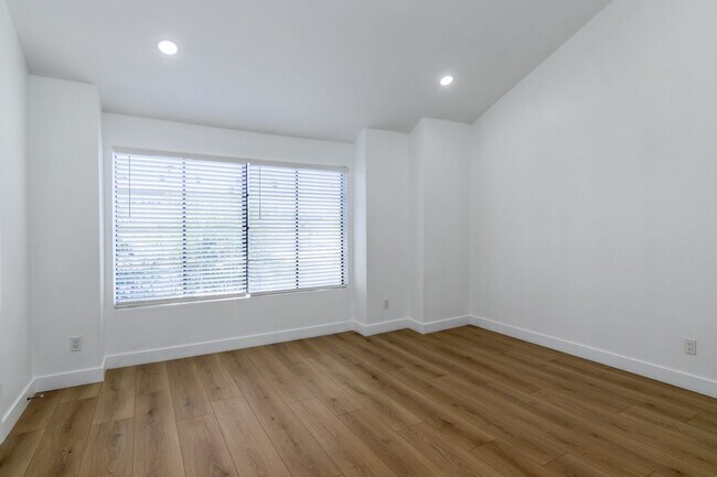 Building Photo - Beautifully Renovated 3-Bedroom Townhome i...