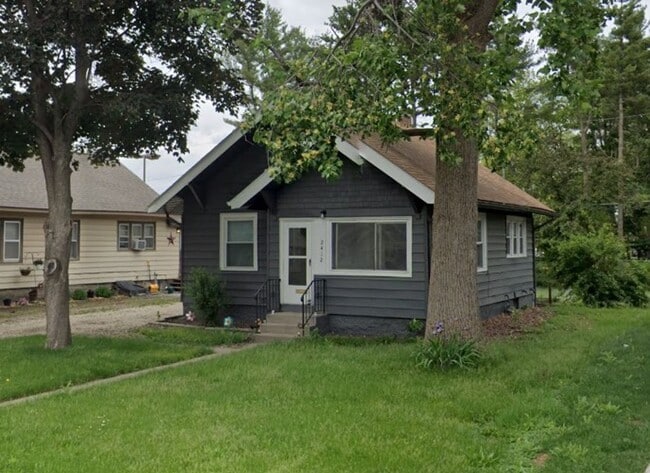 Building Photo - Two bedroom home near Fairgrounds!