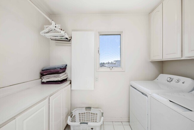 Building Photo - 1605 Lynngrove Dr