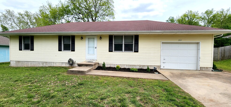 Primary Photo - 310 S Basswood Ave