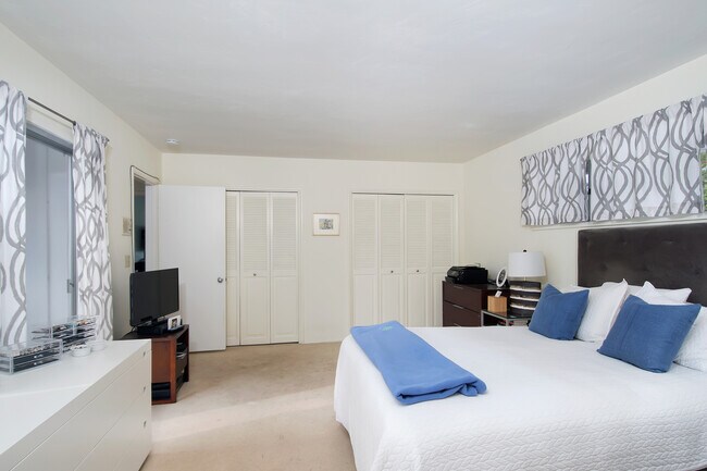 Building Photo - AVAILABLE NOW! LOVELY LA JOLLA 3BD/2.5BA H...