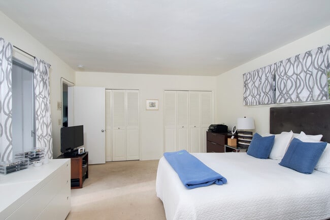 Building Photo - STUNNING & RARE HUGE LA JOLLA 3BD/2.5BA HOME WITH POOL! $8,495/mo