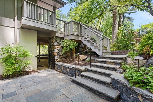 Building Photo - Mid Centurty Modern Home