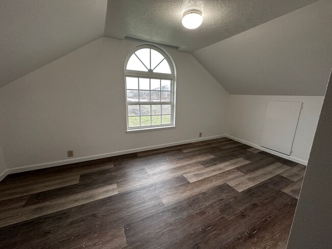 Building Photo - 3 Bedroom 2 bath Farm house