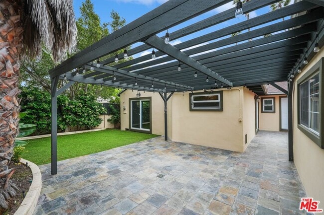 Building Photo - 1126 S Bundy Dr