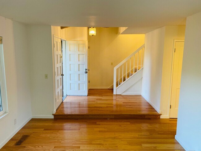 Building Photo - Wonderful 3 Bed 2.5 Bath Townhouse Located...