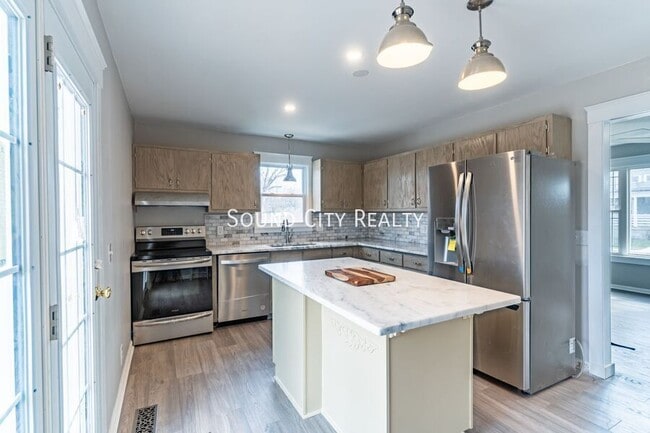 Building Photo - 2410 Albion St