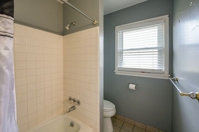 Building Photo - BEAUTIFUL CAPE COD IN BLUEGRASS ESTATES