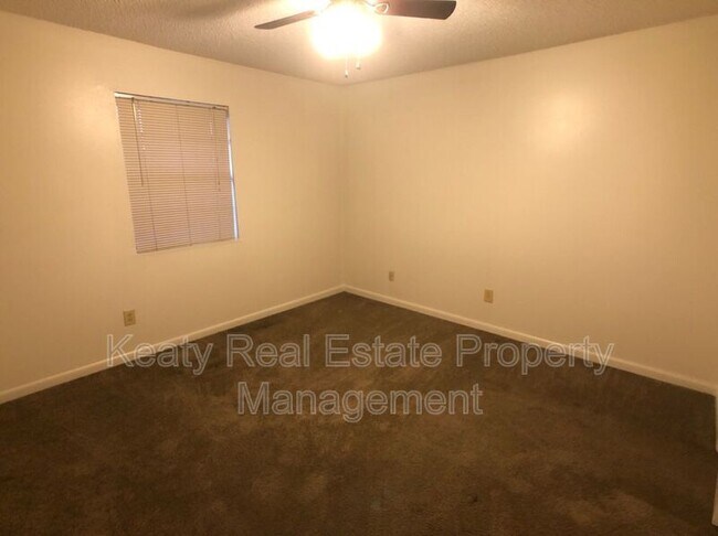 Building Photo - 102 Country Ln