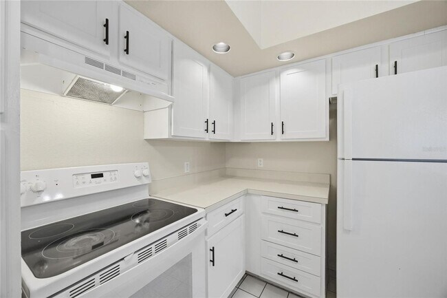 Building Photo - Location! Beautifully located condo just minutes from Orlando International Airport,