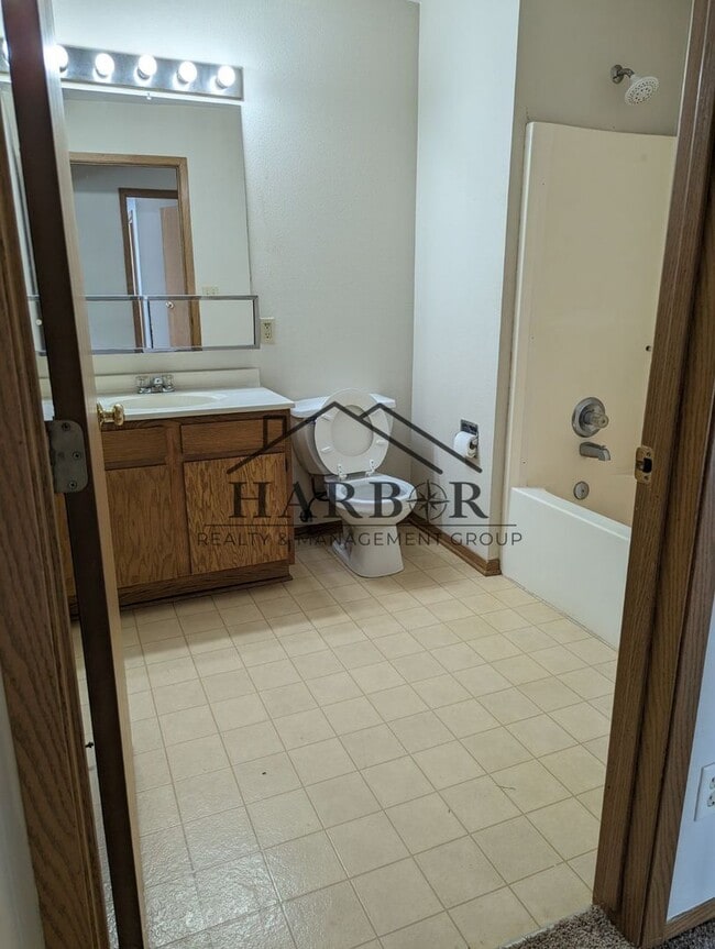 Building Photo - 2 Bedroom 1 Bath - Ask us about our specials!