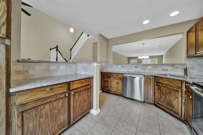 Building Photo - Lovely Two Bedroom Townhome With Bonus and...