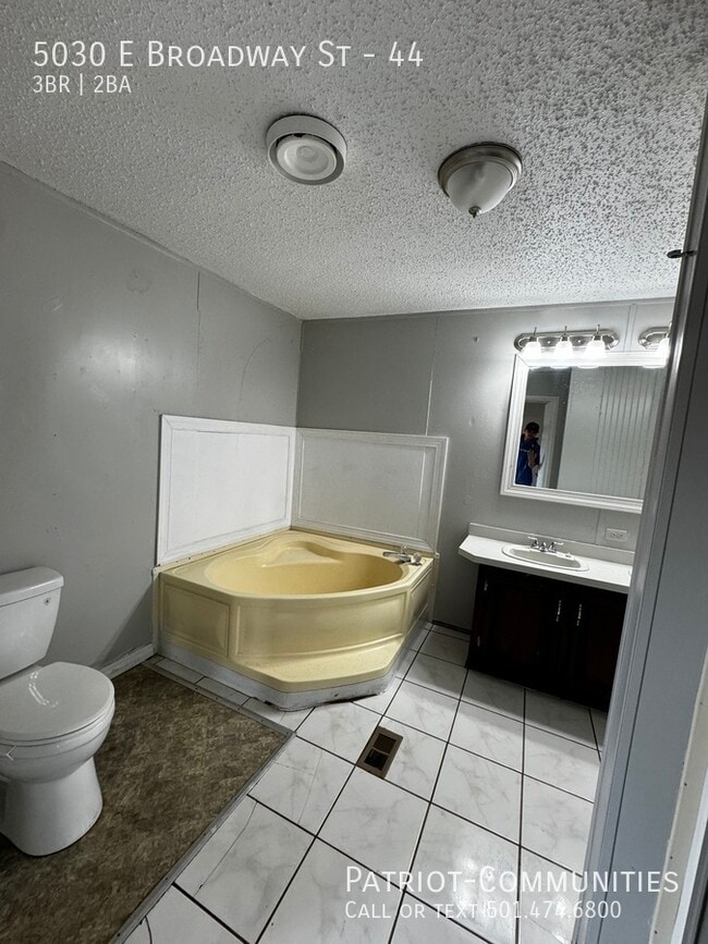 Building Photo - 5030 E Broadway St