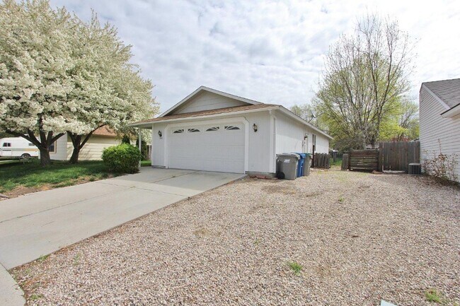 Building Photo - Clean & Move-In Ready Single-Level Home