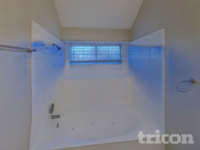 Building Photo - 3416 Tulip Ln