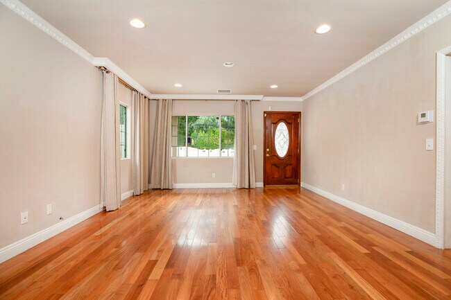 Building Photo - 10557 Helendale Ave