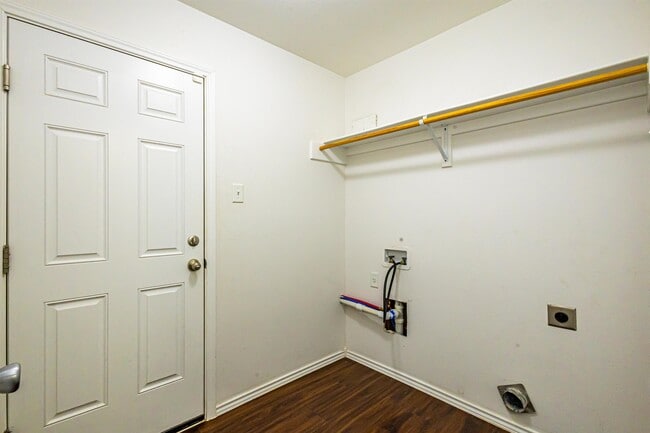 Building Photo - 5520 Stallion Ln