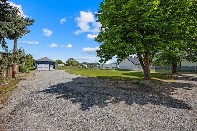 Building Photo - Gorgeous North Side Home With Shop!