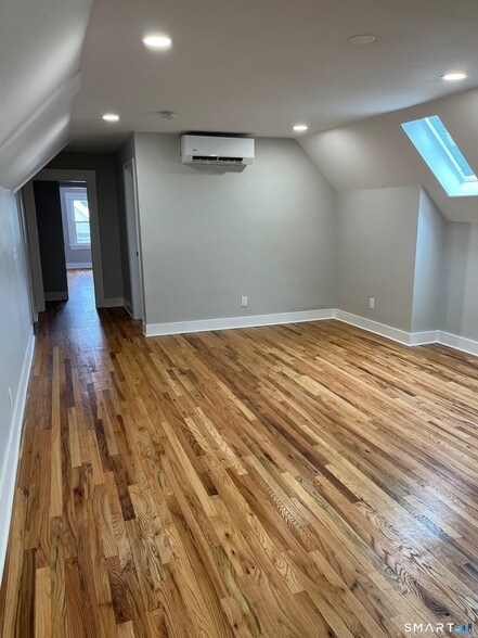 Building Photo - 85 James St