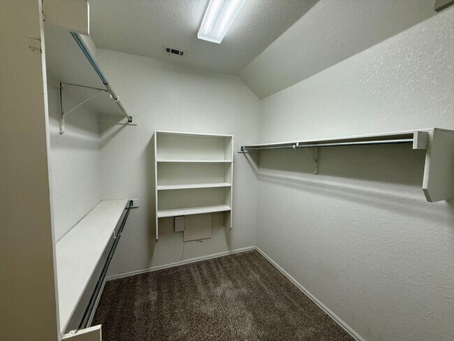 Building Photo - 5 bedroom, 3 bathroom home off TPC Parkway!