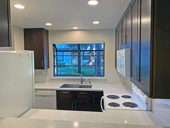 Building Photo - Beautifully Updated 2 Bedroom, 2 Bathroom ...