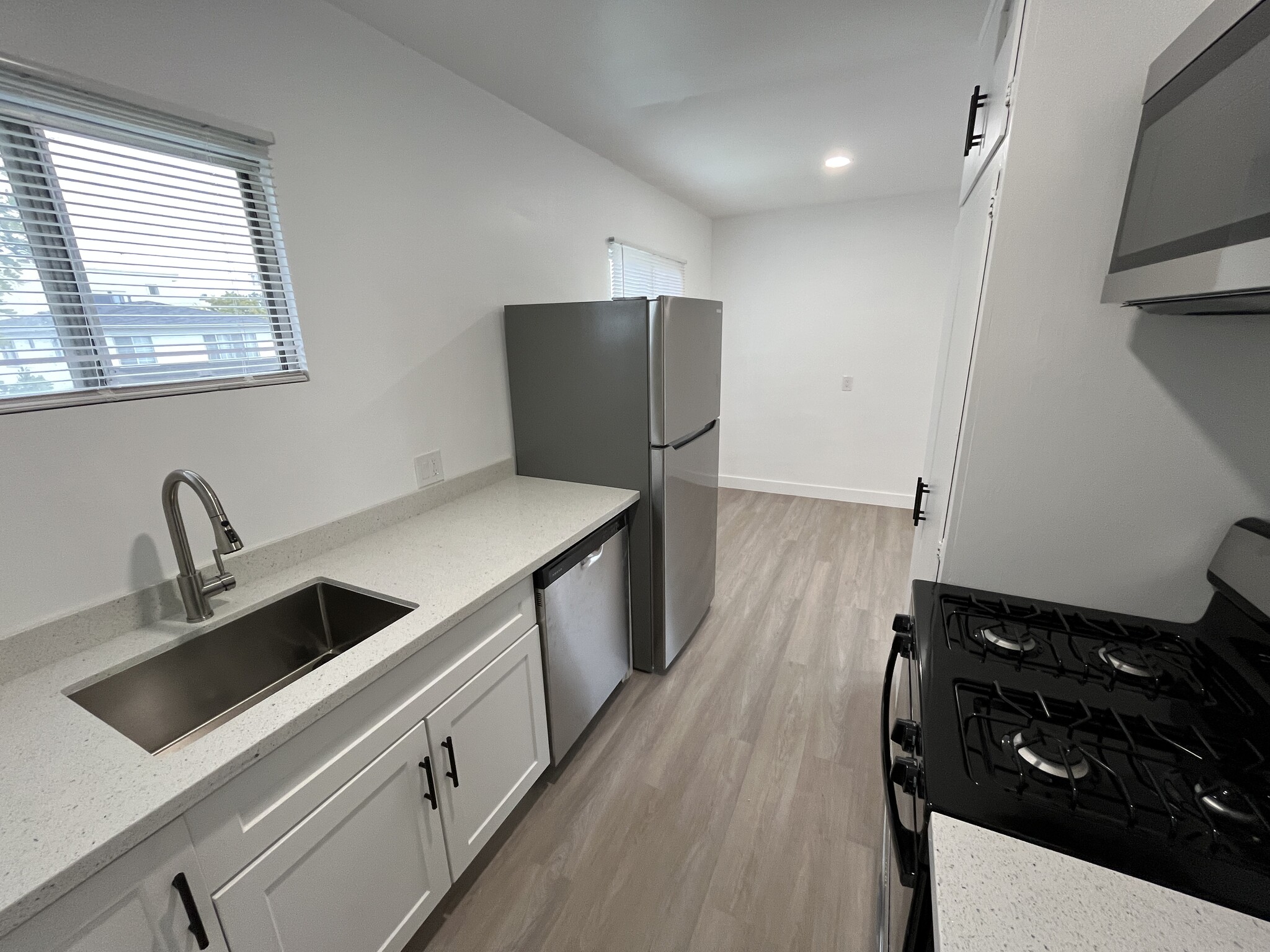 Building Photo - 3633 Kelton Ave