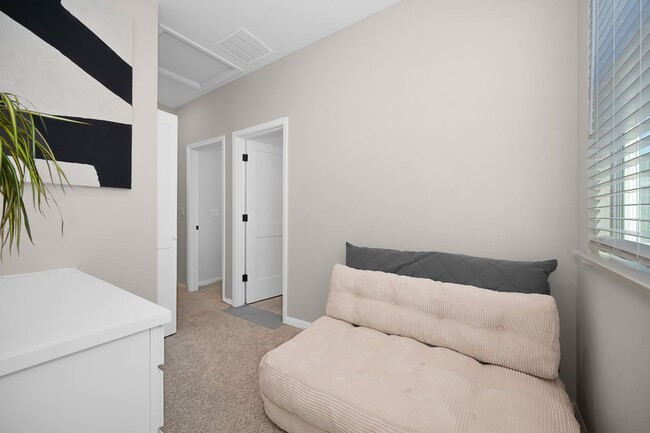 Building Photo - Beautiful 3 Bedroom Home with Updated Finishes & 2-Car Garage!