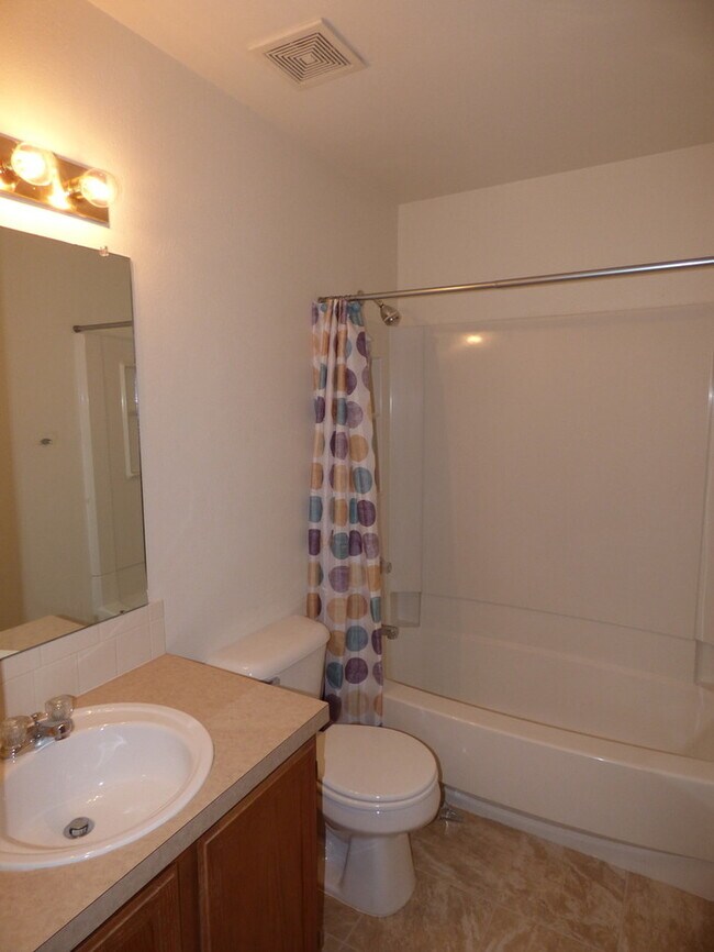 Building Photo - Lovely 3 Bed/2.5 Bath Townhome in Southwes...