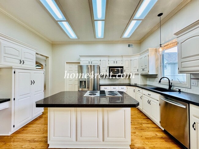 Building Photo - Exceptional 1.5 Story Home in the Prestigious Loch Lloyd Community!