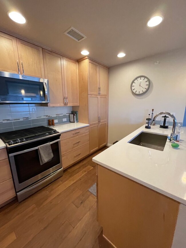 Building Photo - Louisville Town-Home Near Downtown!