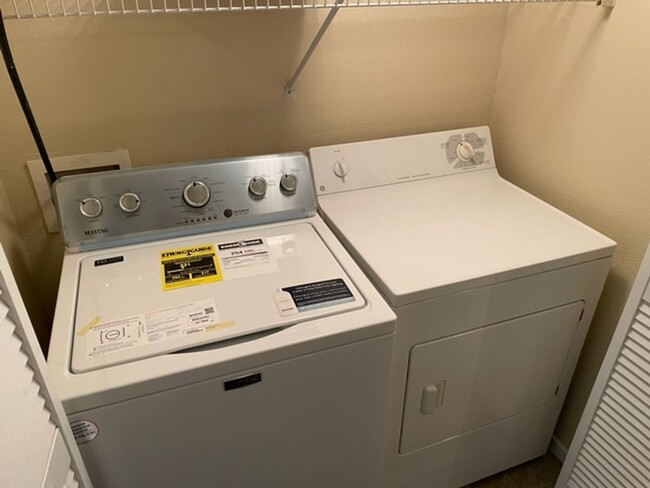 Building Photo - 3 BEDROOMS 2 BATHS UPSTAIRS LEVEL UNIT