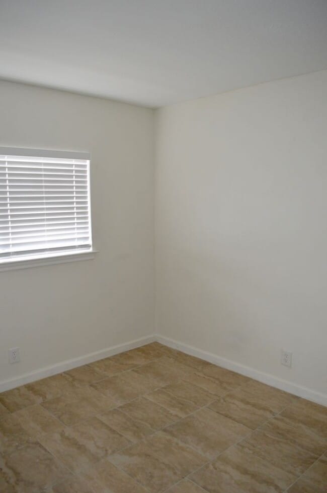 Building Photo - Beautiful 2 bed 2 bath with new flooring a...